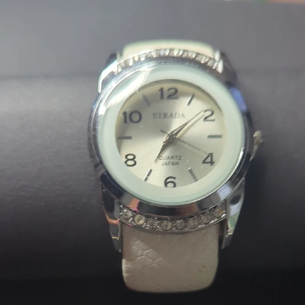 Strada Silver and White Smartwatch
